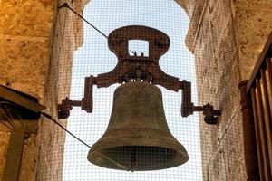 gran campana de bronce en la torre de la catedral foto