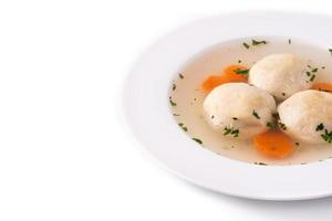sopa de bolas de matzá judía tradicional foto