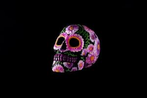 calavera mexicana típica flotando en el aire y diadema de flores foto