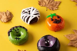 surtido de donas de halloween foto