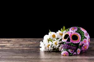 Diadema de calavera y flores típica mexicana foto