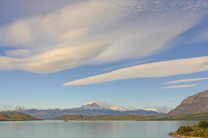 nubes lenticulares sobre un paisaje alpino foto
