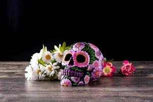 Diadema de calavera y flores típica mexicana foto