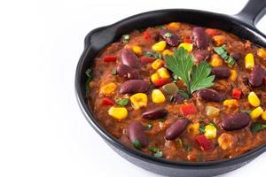 tradicional mexicana tex mex chili con carne en sartén de hierro foto