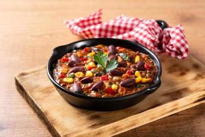 tradicional mexicana tex mex chili con carne en sartén de hierro foto