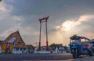 Bangkok, Tailandia- Wat Suthat y columpio gigante en Bangkok, Tailandia foto