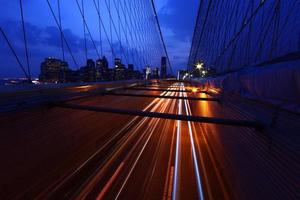 Puente de Brooklyn y el horizonte de Manhattan por la noche Nueva York foto