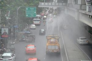 Bangkok, Tailandia- el camión rociador de agua para el tratamiento de la contaminación del aire foto