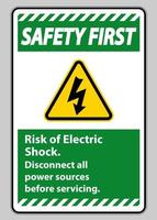 La seguridad ante todo riesgo de descarga eléctrica símbolo signo aislar sobre fondo blanco. vector