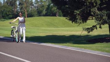 signora che va con la bici. video