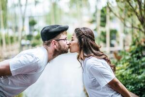 feliz, sonriente, pareja, diversidad, en, amor, momento, juntos foto