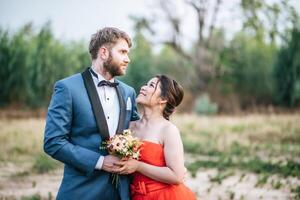 la novia y el novio tienen tiempo de romance y felices juntos foto