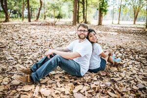 feliz, sonriente, pareja, diversidad, en, amor, momento, juntos foto