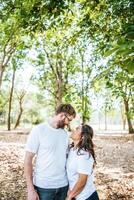 feliz, sonriente, pareja, diversidad, en, amor, momento, juntos foto