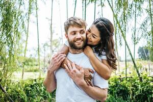 feliz, sonriente, pareja, diversidad, en, amor, momento, juntos foto