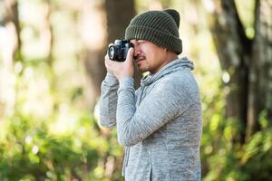 hombres que viajan solos en la naturaleza foto