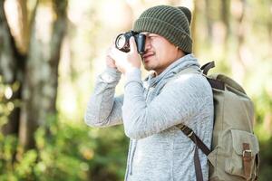 hombres que viajan solos en la naturaleza foto