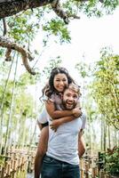 feliz, sonriente, pareja, diversidad, en, amor, momento, juntos foto