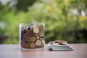 Ahorre dinero para el concepto de inversión moneda en el frasco de vidrio