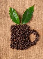 grano de café tostado en saco de lino foto