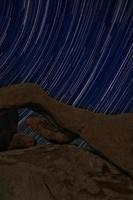 El sendero de la estrella de la noche atraviesa las rocas del parque Joshua Tree. foto