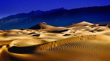 Hermosas formaciones de dunas de arena en el Valle de la Muerte de California foto