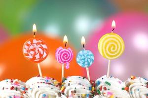 celebración con globos, velas y pastel. foto