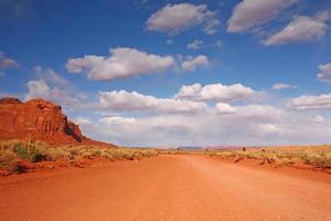 camino abierto en la llanura del desierto foto