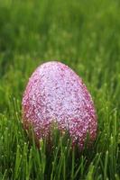 Huevos de Pascua coloridos bodegón con luz natural. foto