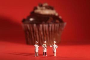 interesante interpretación de chefs en miniatura con cupcake foto