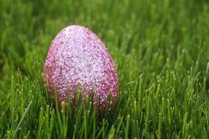 Huevos de Pascua coloridos bodegón con luz natural. foto