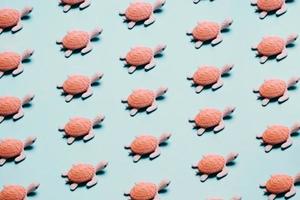 Patrón de tortugas de playa sobre un fondo azul pastel, minimalismo, diseño y recurso digital, fondo con espacio de copia