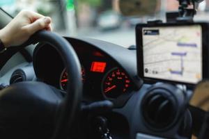 Vista de un velocímetro, volante y navegador en un tablero foto