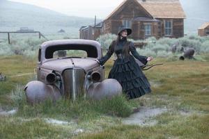 Mujer vistiendo bata Vintrage en Bodie Ghost Town, California foto