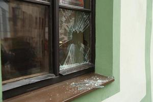 ventana de la calle rota y fragmentos de vidrio foto