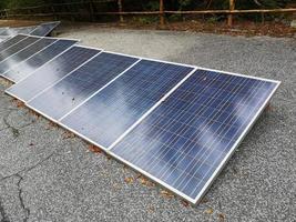 Paneles solares colocados en el suelo. foto