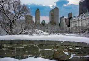 Puente de Gapstow en Central Park después de la tormenta de nieve foto