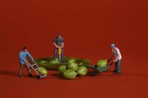 Trabajadores de la construcción en imágenes conceptuales de alimentos con guisantes foto