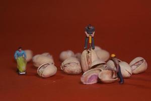 Trabajadores de la construcción en imágenes conceptuales de alimentos con pistachos