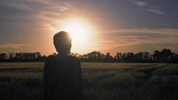 dame schaduw en zonsondergang landschap. video