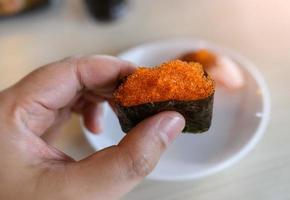 sushi gunkan de huevas de pez volador tobiko. foto