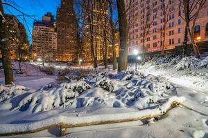 parque central en tormenta de nieve de invierno foto