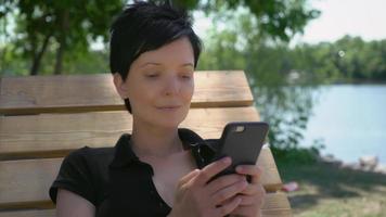 kvinnor möter närbild med mobiltelefon textning. video