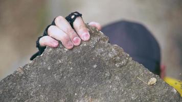 main de plan rapproché d'alpinisme video