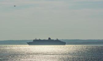 un crucero que sale de la ciudad de nueva york foto