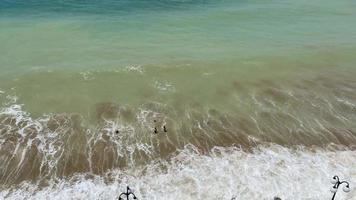 natuurlijke achtergrond met strand en zee golven video