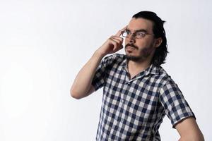 joven con barba pensando en blanco aislado foto