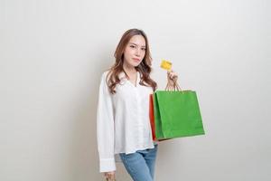 retrato, mujer hermosa, tenencia, bolsa de compras, y, tarjeta de crédito foto