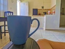 Taza de café azul en un apartamento mexicano foto