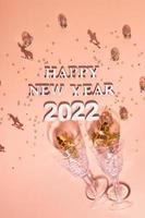 plano festivo de año nuevo con números 2022 y sombras duras con gafas y decoración brillante